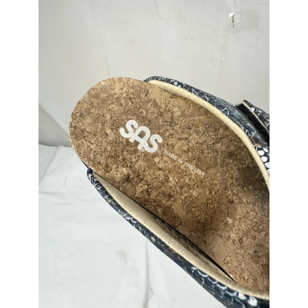 SAS woman cozy